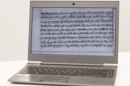 Laptop mit dem altindischen Text