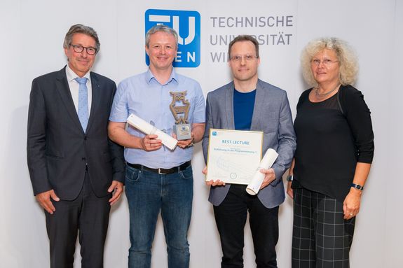 Best Teaching Awards 2018: Best Lecture Einführung in die Programmierung 1 VU Jürgen Kogler und Stefan Podlipnig halten die Urkunde und den Best Teaching Award. Links von den beiden steht Vizerektor Kurt Matyas, rechts Rektorin Sabine Seidler.