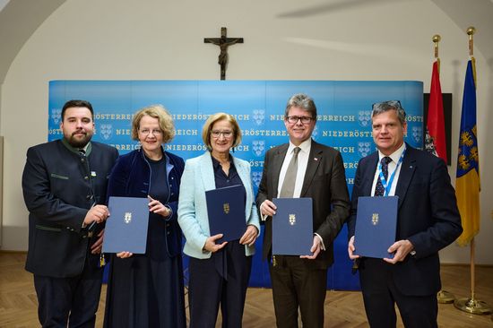 Bürgermeister Johannes Gumprecht, Landesrätin Christiane Teschl-Hofmeister, Landeshauptfrau Johanna Mikl-Leitner, Minister Martin Polaschek und Jens Schneider, Rektor der TU Wien, mit dem „Letter of Intent“.