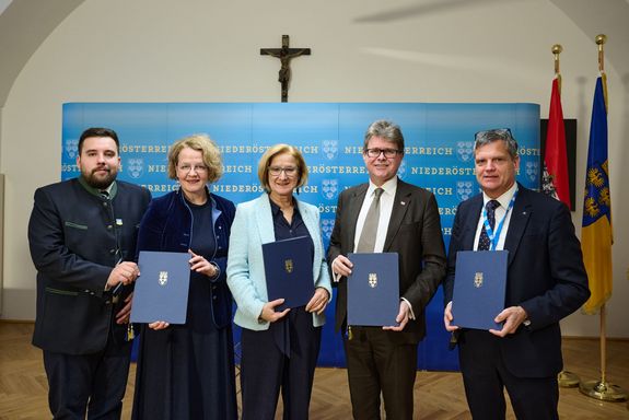 Bürgermeister Johannes Gumprecht, Landesrätin Christiane Teschl-Hofmeister, Landeshauptfrau Johanna Mikl-Leitner, Minister Martin Polaschek und Jens Schneider, Rektor der TU Wien, mit dem „Letter of Intent“.