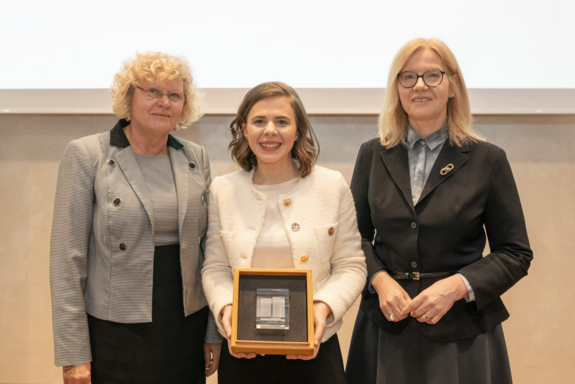 Rektorin Seidler links , Nermina Mumic Frauenpreisskulptur haltend, Vizerektorin Steiger rechts.