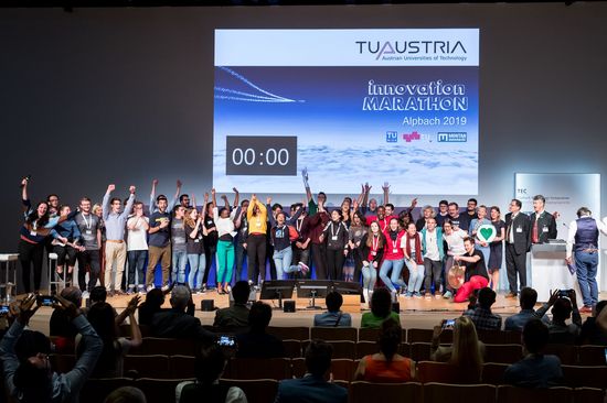 Gruppenfoto auf Bühne mit allen Beteiligten