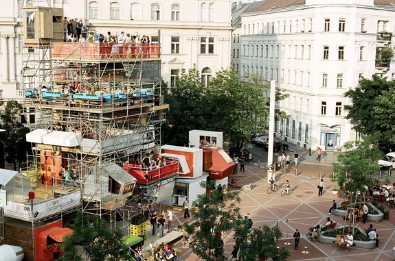 Add on. 20 höhenmeter, temporäre Installation im öffentlichen Raum, Wien, 2005. Ein Projekt von Peter Fattinger, Veronika Orso, Michael Rieper und Studierenden des design.build studio der TU Wien.