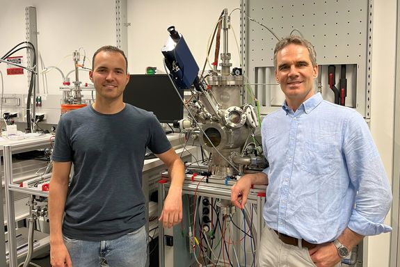 Zwei Menschen im Labor