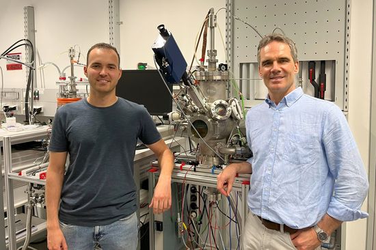 Zwei Menschen im Labor