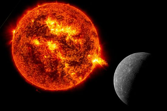 Teilchen von der Sonne treffen mit hoher Geschwindigkeit auf dem Merkur ein. [1]
