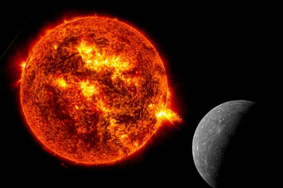 [Translate to English:] Teilchen von der Sonne treffen mit hoher Geschwindigkeit auf dem Merkur ein. [1]