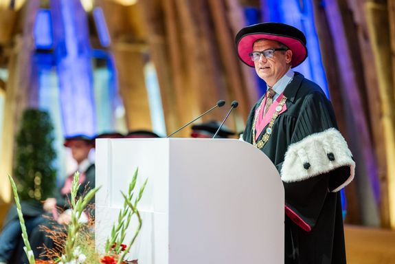 Rede Rektor:Mann an Pult