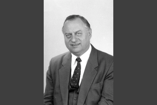 Schwarz-weiß Porträt von Prof. Wehrmann mit dunklem Balken links und rechts.