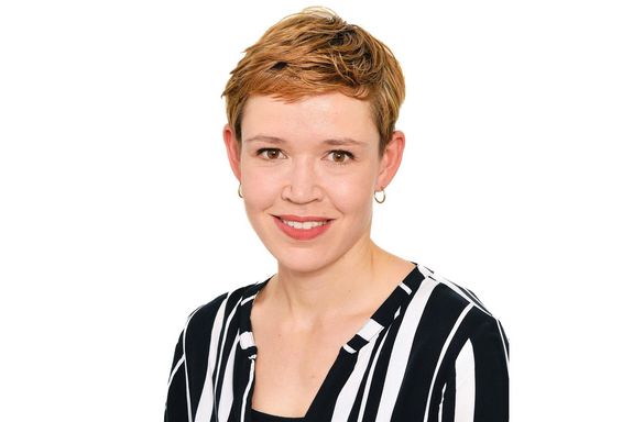 Junge Wissenschaftlerin vor weißem Hintergrund