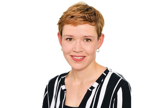 Junge Wissenschaftlerin vor weißem Hintergrund