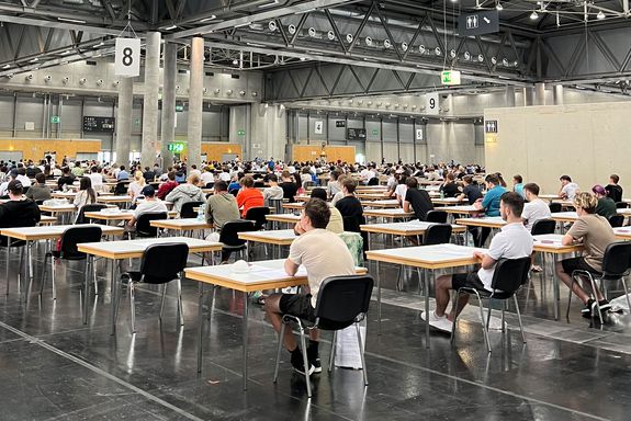 großer Saal mit Studierenden
