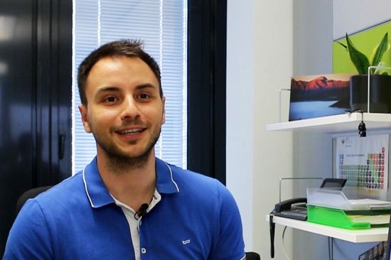 Michele Reticcioli sitzt in seinem Büro.