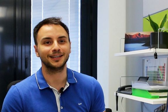 Michele Reticcioli sitzt in seinem Büro.