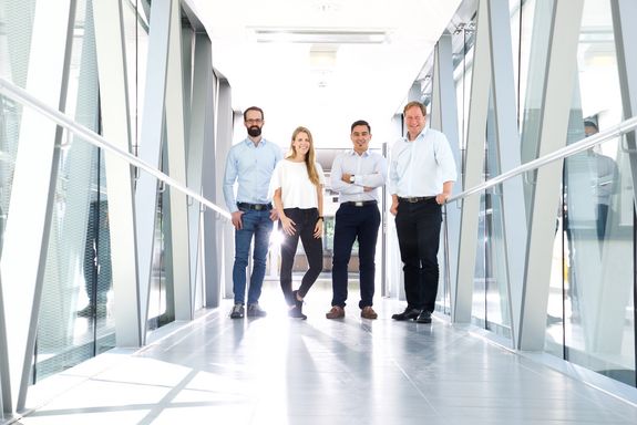 Die 4 Gründer_innen von UpNano. Helle Oberteile, dunkle Hosen.