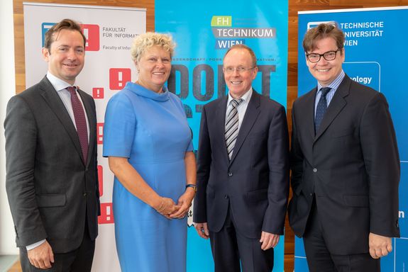 [Translate to English:] Generalsekretär Jakob Calice, Rektorin Sabine Seidler, Rektor Fritz Schmöllebeck, Generalsekretär Christoph Neumayer
