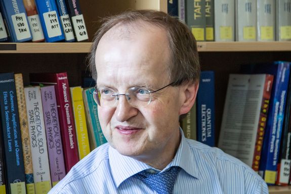 Joachim Burgdörfer in der Bibliothek