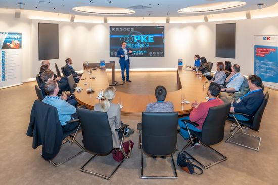 Die Gruppe lauscht der Präsentation