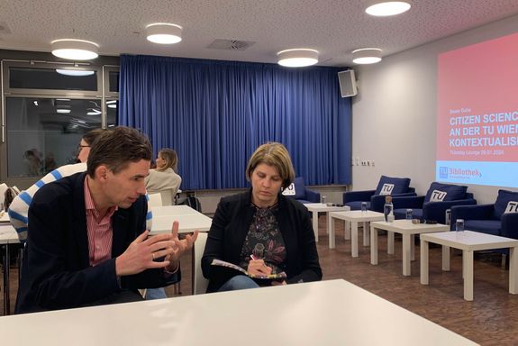 zwei Personen sitzen: Christian Hellmich im Gespräch mit Sonja Murczek (von links)