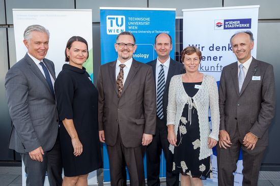 Mag. Robert Grüneis, Dr. Ilse Stockinger, Dr. Martin Krajcsir, Prof. Thomas Bednar, Dr. Gudrun Weinwurm, Vizerektor für Forschung & Innovation Johannes Fröhlich (v.l.n.r.) 