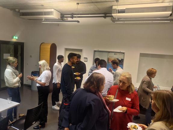Absolvent_innen beim Networking