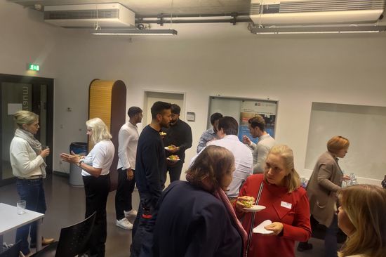 [Translate to English:] Absolvent_innen beim Networking