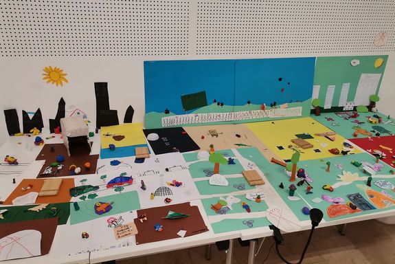 bunte Collage aus Papier, liegend auf Tisch, Stadt von oben