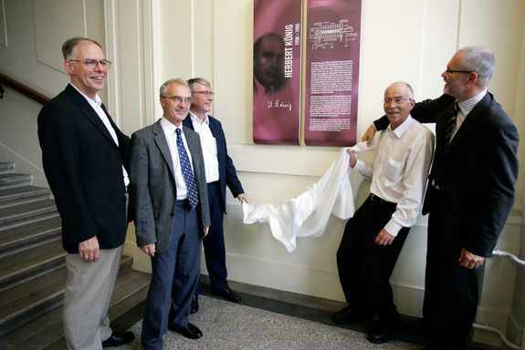W. Purgathofer (mitte) mit der Vizerektorin für Forschung Prof. Carmen Teodosiu (links) und dem Initiator Prof. Vasile Manta (rechts) sowie den Mitgliedern des Ehrungskomitees. W. Purgathofer (mitte) mit der Vizerektorin für Forschung Prof. Carmen Teodosiu (links) und dem Initiator Prof. Vasile Manta (rechts) sowie den Mitgliedern des Ehrungskomitees.