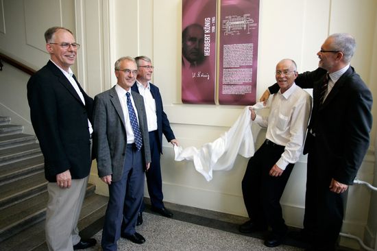 W. Purgathofer (mitte) mit der Vizerektorin für Forschung Prof. Carmen Teodosiu (links) und dem Initiator Prof. Vasile Manta (rechts) sowie den Mitgliedern des Ehrungskomitees.