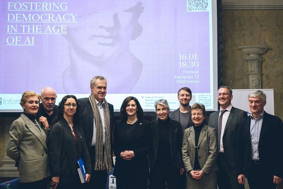 Gruppenfoto: Gabriele Sinigoj, Hannes Werthner, Merve Hickok, Christoph Thun-Hohenstein, Victoria Reggie Kennedy, Christiane Wendehorst, Peter Knees, Gerti Kappel, Peter Ertl und Erich Prem (von links)