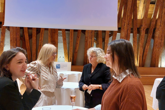 Vizerektorin Steiger links und Rektorin Seidler rechts im Kuppelsaal, Holzträger des Kuppelsaals sichtbar.