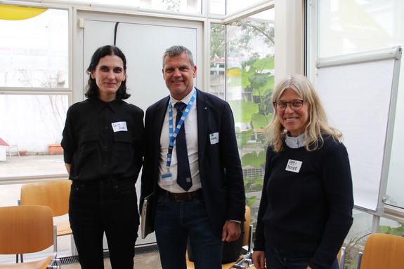 Laura Kovacs, Rektor Jens Schneider und Heidemarie Pichler posieren für ein Foto