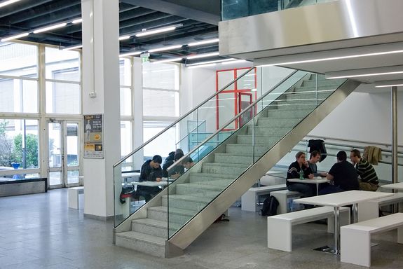 Aula - Lernbereich Die Treppe zum oberen Stock aus Stahlbeton.