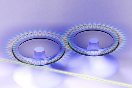 Zwei kreisförmige Raman-Laser werden aneinander gekoppelt und durch eine Licht-Faser mit Energie versorgt (sh. gelbe Linie).