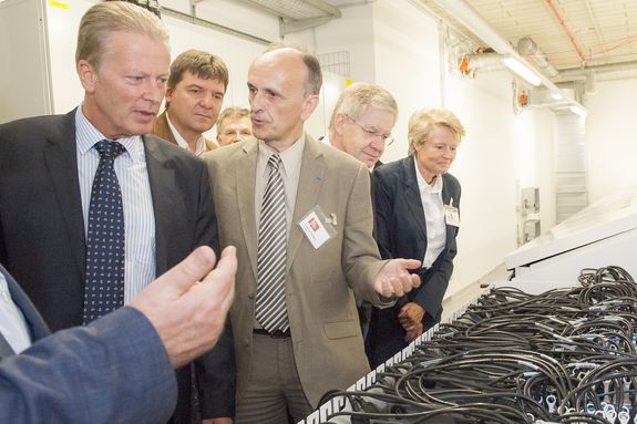 Johannes Fröhlich (TU Wien, re) präsentiert Minister Mitterlehner den Vienna Scientific Clusters 3 Johannes Fröhlich (TU Wien, re) präsentiert Minister Mitterlehner den Vienna Scientific Clusters 3