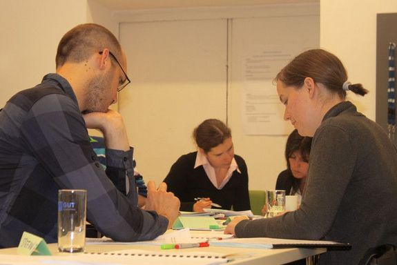 Gruppe von Menschen beim Lernen