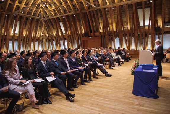 Alumni and guests in the venue "Kuppesaal"