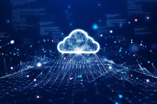 Konzept der Datenübertragung mit Cloud- und Edge-Computing-Technologie. In der Mitte befindet sich ein großes Cloud-Symbol. Abstrakter Code: Miteinander verbundene Polygone und mehrfarbige Punkte auf dunkelblauem Hintergrund.