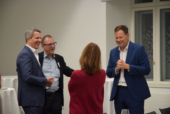 Sich unterhaltende Studierende und Alumni