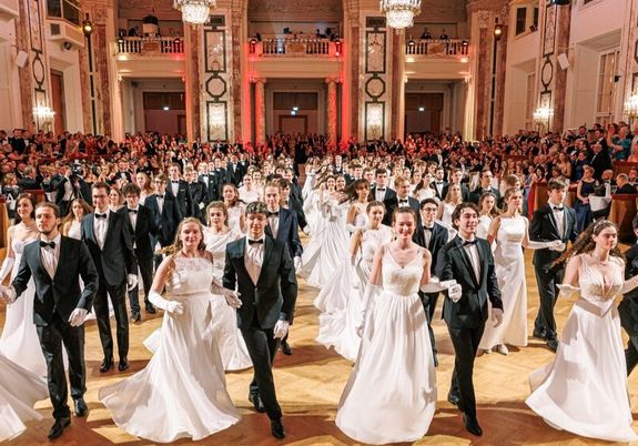 Gruppenfoto des Ballkomitees im Festsaal