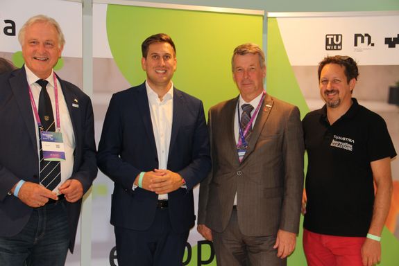 vier Männer stehend