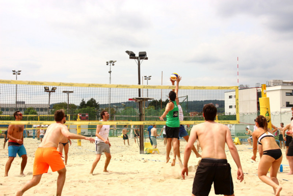 Eine Gruppe von Leuten spielt Beachvolleyball