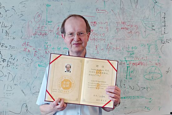 Joachim Burgdörfer mit der Verleihungsurkunde der Ehrenprofessur