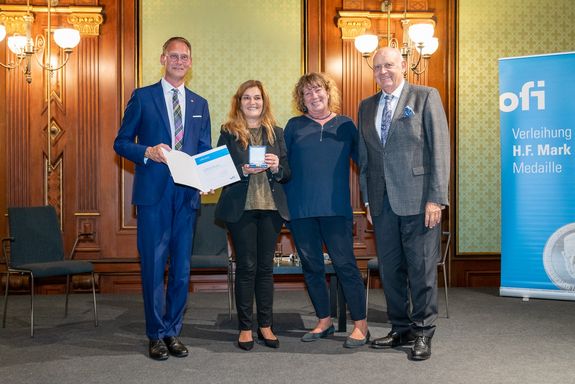 Vier Personen stehen nebeneinander