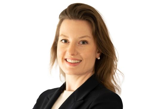 Porträtbild von Sophie Richter. Sie trägt einen schwarzen Blazer und ein helles Oberteil und schulterlange offene Haare.