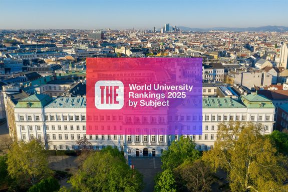 Drohnenbild des TUW-Hauptgebäudes mit davorliegendem Park. Darübergelegt Schriftzug und Farben des THE World University Rankings 2025 by Subject