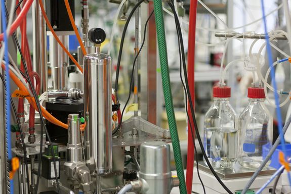 Buntes Dickicht an Forschungsutensilien im neuen Biotech-Gebäude