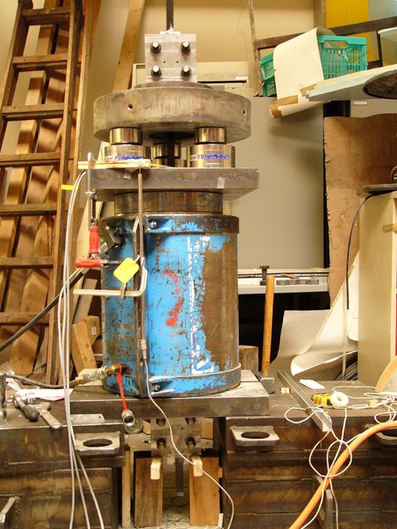 Abb. 2: Prüfgerät im Labor des Instituts für Stahlbeton- und Massivbau,