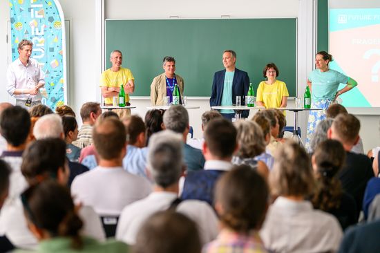 Rektoratsteam und Prof. Hellmich am Podium des fuTUre fit Mid-Term-Events