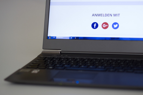 Eine Nahaufnahme eines Notebooks, das auf einem Tisch steht.